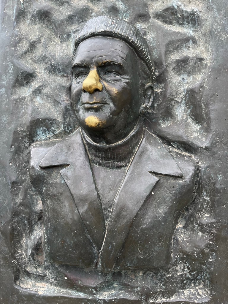 A statuses mould of the Durrells. 